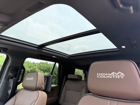 Used 2025 Chevrolet Tahoe High Country AWD/4WD image 15