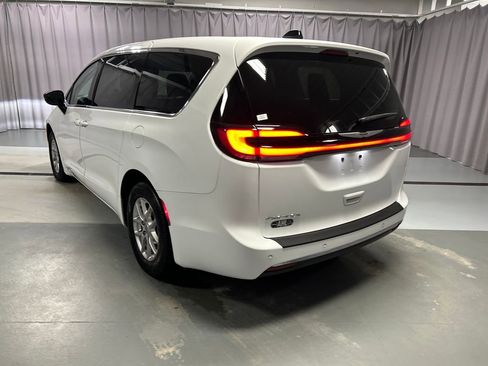 Used 2024 Chrysler Pacifica Touring-L image 5