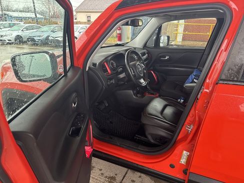 Used 2017 Jeep Renegade Trailhawk w/ Premium Trailhawk Package image 8