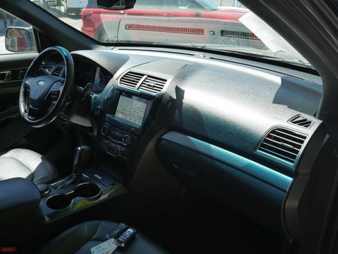 Used 2018 Ford Explorer XLT w/ Equipment Group 202A AWD/4WD image 26
