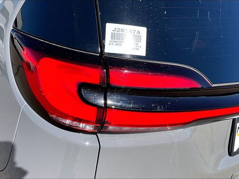 Used 2025 Chrysler Pacifica Select image 22