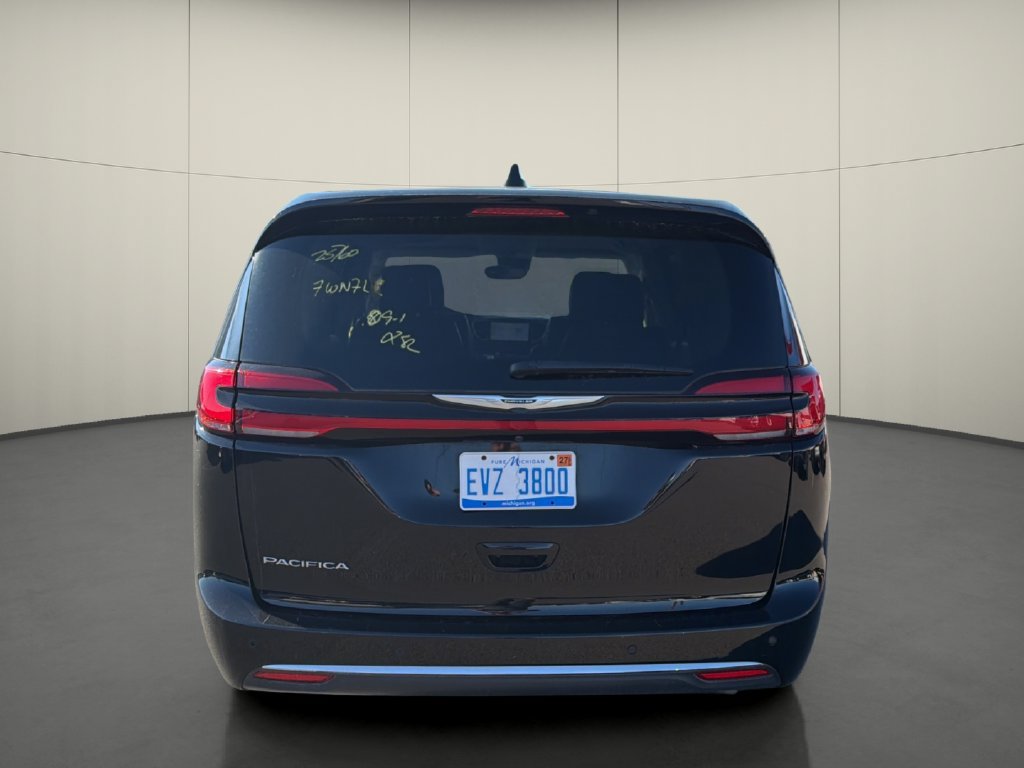 Used 2024 Chrysler Pacifica Touring-L FWD image 6