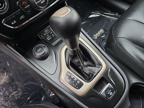 Used 2018 Jeep Cherokee Limited image 16