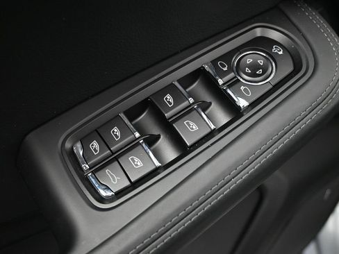 Certified 2026 Porsche Macan image 19