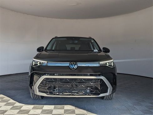 Certified 2025 Volkswagen Taos SEL image 3