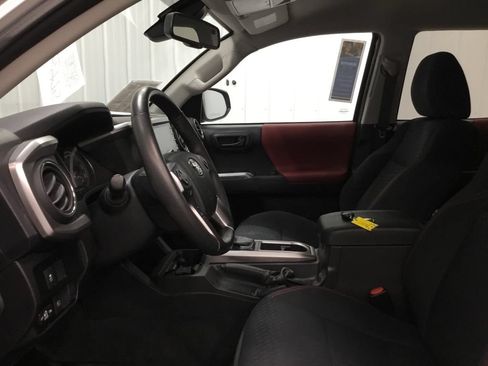 Used 2022 Toyota Tacoma SR5 AWD/4WD image 4