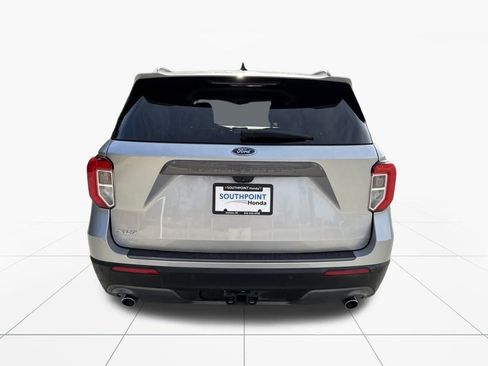 Used 2021 Ford Explorer XLT w/ Equipment Group 202A image 7