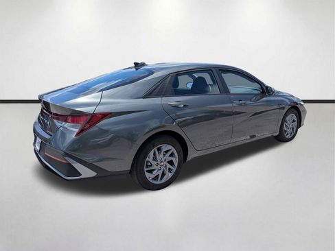 Used 2024 Hyundai Elantra SEL FWD image 4