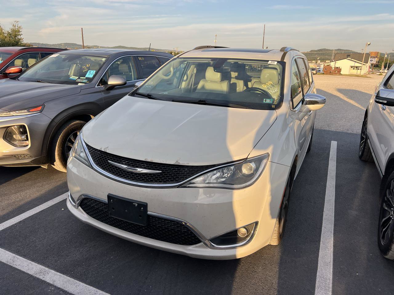 Used 2017 Chrysler Pacifica Limited FWD image 2