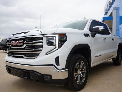 Used 2025 GMC Sierra 1500 SLT AWD/4WD image 4
