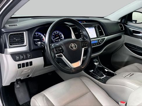 Used 2017 Toyota Highlander XLE AWD/4WD image 17