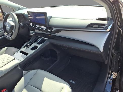 Used 2026 Toyota Sienna XLE AWD/4WD image 12