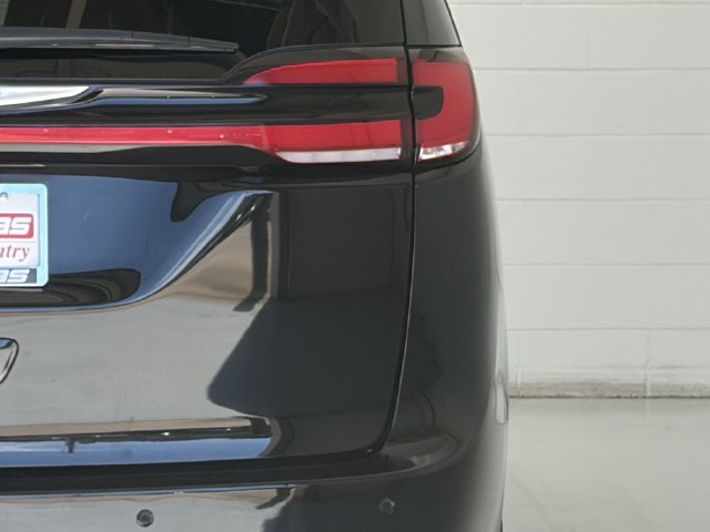 Used 2024 Chrysler Pacifica Touring-L FWD image 10