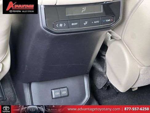 Used 2023 Toyota Highlander XLE AWD/4WD image 17