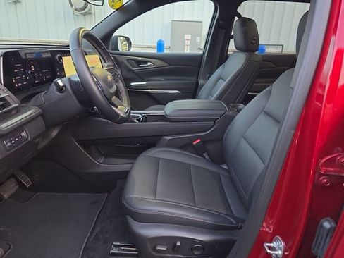 Used 2025 Chevrolet Traverse LT image 9