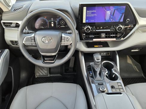 Used 2026 Toyota Highlander Platinum AWD/4WD image 24
