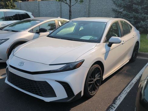 Used 2025 Toyota Camry SE FWD image 2