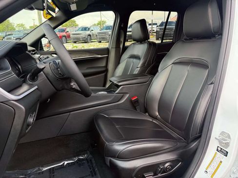 Used 2025 Jeep Grand Cherokee Limited AWD/4WD image 15