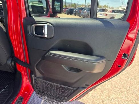Used 2018 Jeep Wrangler Unlimited Sahara AWD/4WD image 12