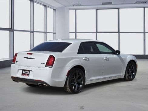 Used 2021 Chrysler 300 Touring w/ Sport Appearance Package RWD image 7