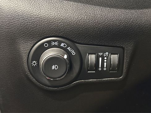 Used 2025 Jeep Compass Limited image 20