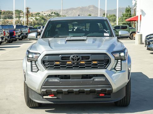 Used 2025 Toyota Tacoma TRD Sport w/ TRD Sport Premium Package RWD image 2