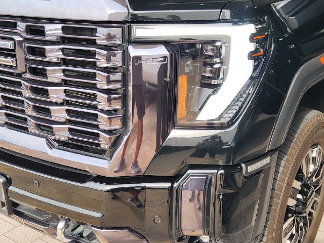 Used 2024 GMC Sierra 3500 Denali Ultimate AWD/4WD image 8