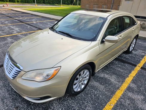 Used 2011 Chrysler 200 Touring FWD image 2