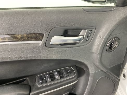 Used 2019 Chrysler 300 Limited RWD image 17