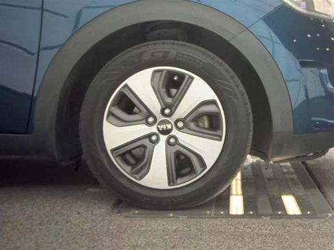 Used 2017 Kia Niro EX FWD image 10