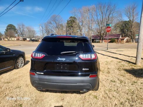 Used 2019 Jeep Cherokee Latitude Plus image 4
