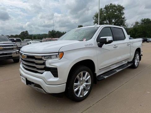 Used 2024 Chevrolet Silverado 1500 High Country w/ High Country Premium Package AWD/4WD image 8