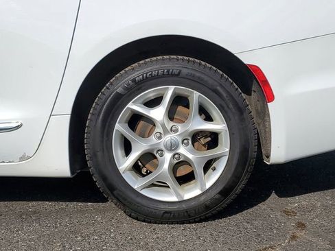 Used 2018 Chrysler Pacifica Touring-L Plus image 31