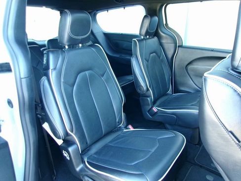 Used 2025 Chrysler Pacifica Limited image 20