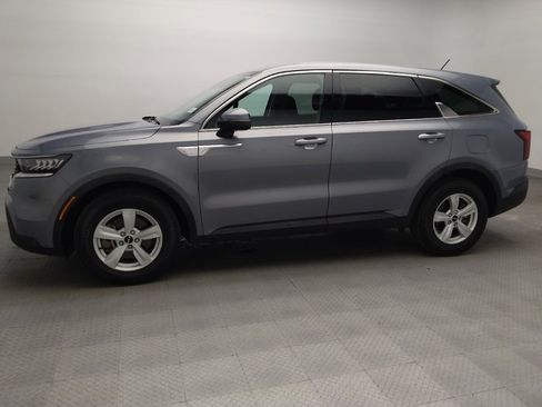 Used 2023 Kia Sorento LX FWD image 2