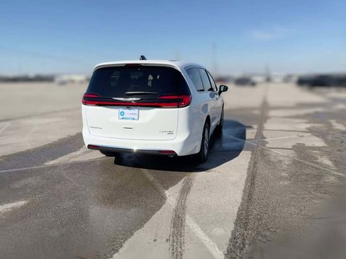 New 2026 Chrysler Pacifica Limited image 11