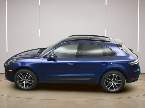 Certified 2025 Porsche Macan AWD/4WD image 35