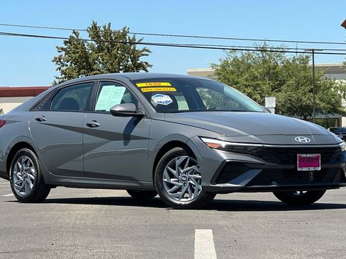 Used 2026 Hyundai Elantra Hybrid FWD image 2