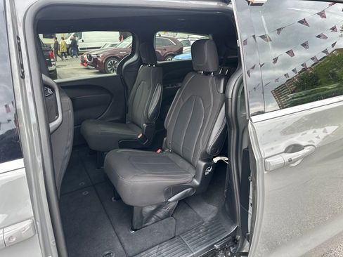 Certified 2023 Chrysler Pacifica Touring FWD image 17