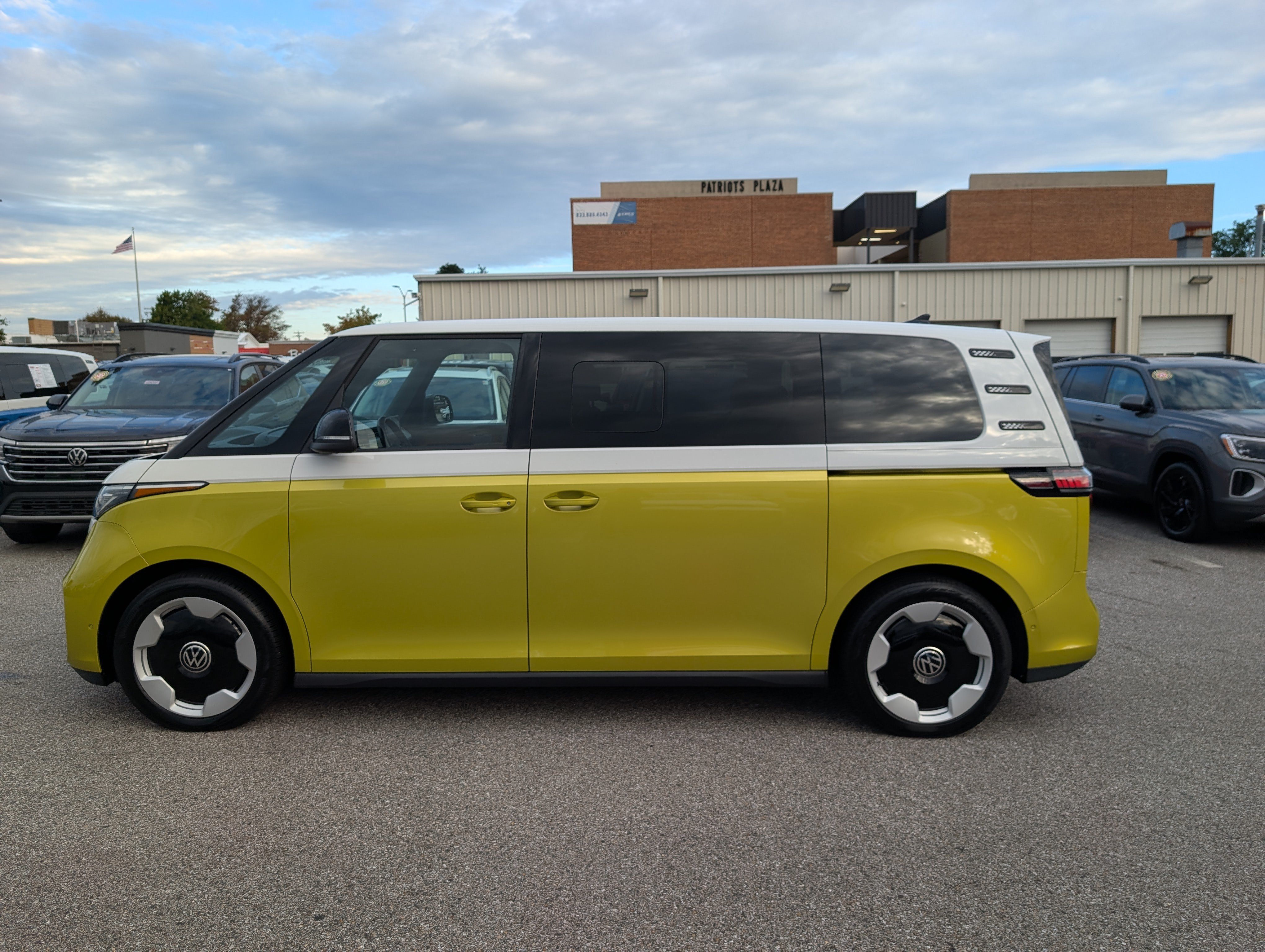 Used 2025 Volkswagen ID. Buzz Pro S Plus RWD image 7