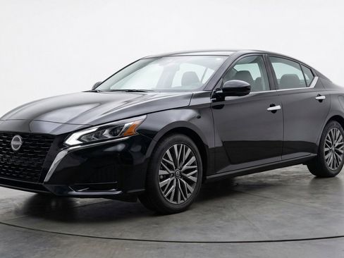 Used 2025 Nissan Altima 2.5 SV FWD image 3