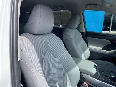 Used 2021 Toyota Highlander LE FWD image 25
