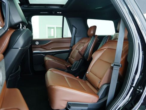 Used 2025 Lincoln Navigator Reserve image 23