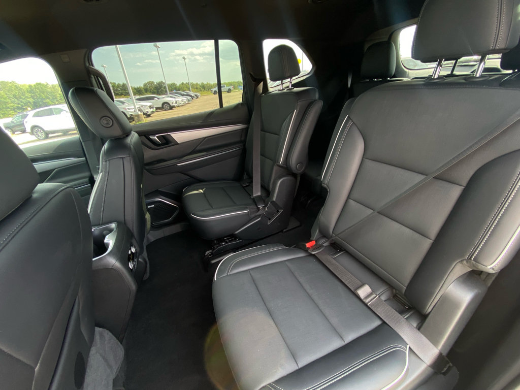 Used 2025 Buick Enclave Preferred AWD/4WD image 13