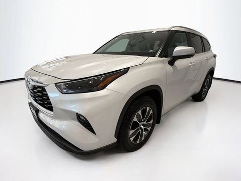 Certified 2026 Toyota Highlander XLE AWD/4WD image 3