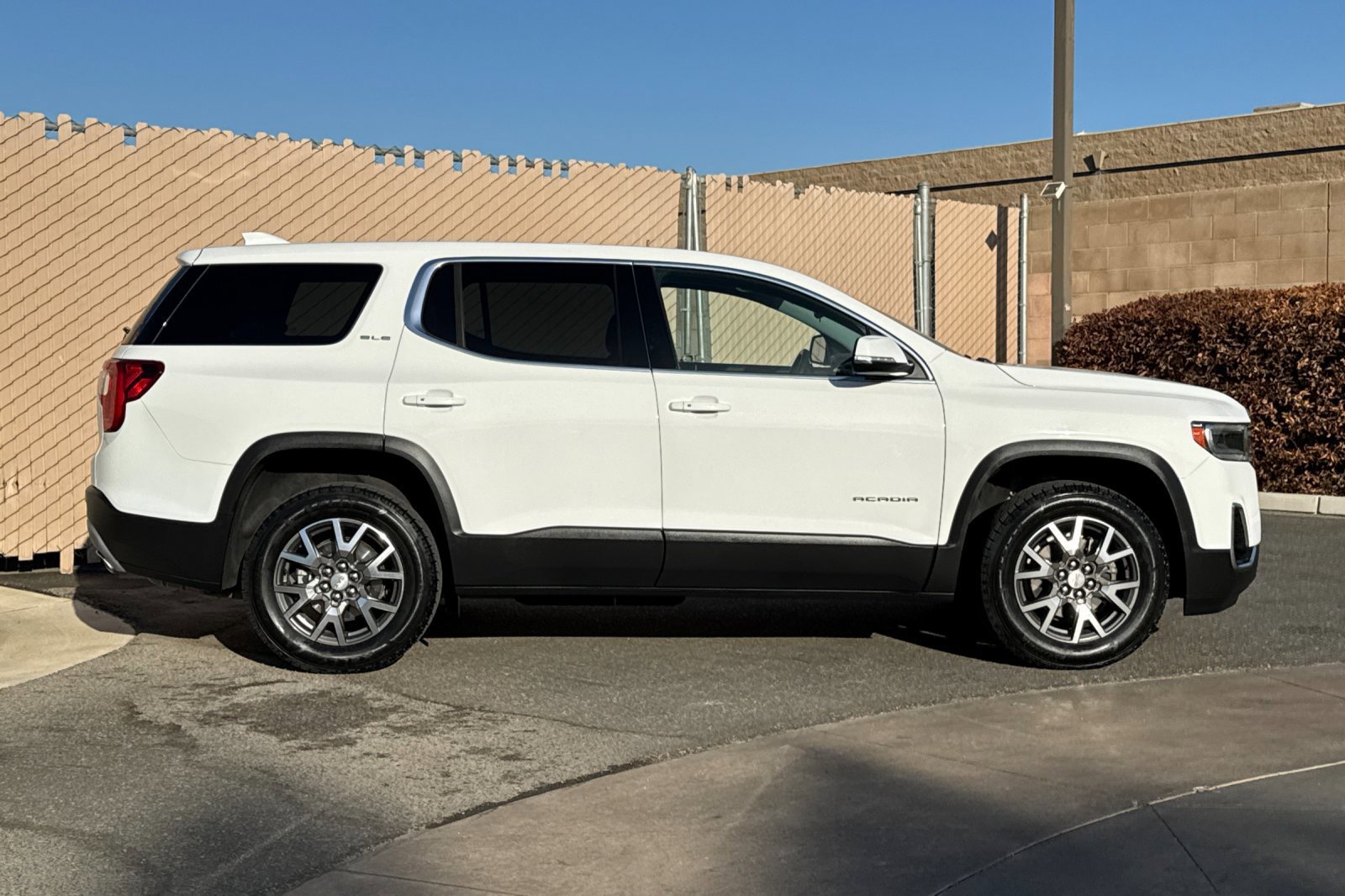 Certified 2023 GMC Acadia SLE w/ LPO, Cargo Package FWD image 3