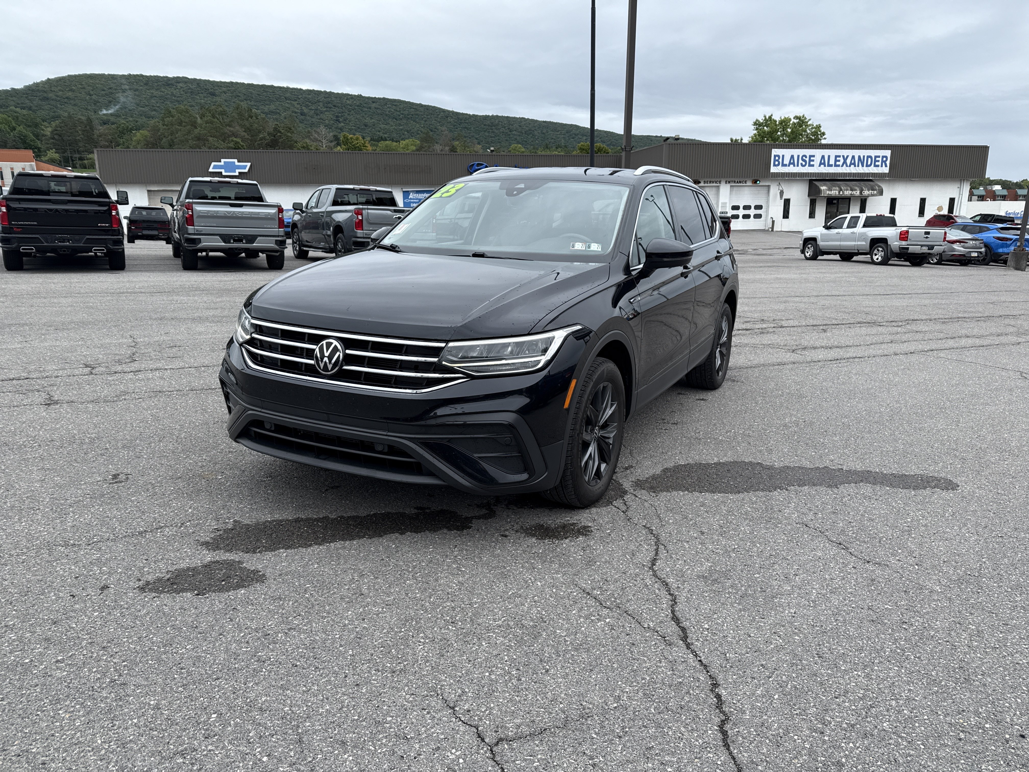 Used 2023 Volkswagen Tiguan SE AWD/4WD image 8