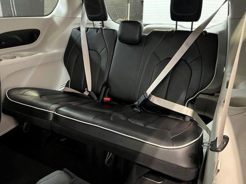 Used 2024 Chrysler Pacifica Limited image 19
