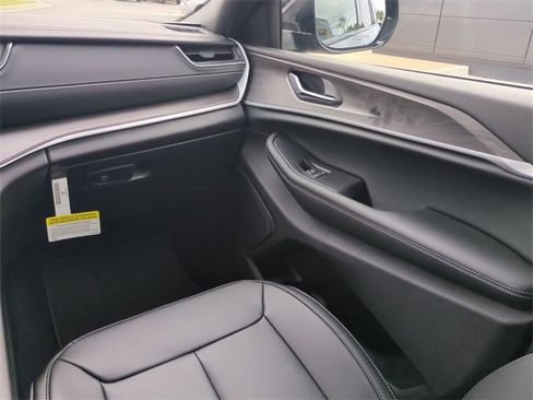 New 2025 Jeep Grand Cherokee Limited w/ Trailer Tow Package image 17