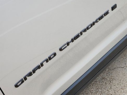 Used 2024 Jeep Grand Cherokee L Laredo image 12